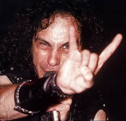 Ronnie James Dio, primer músico de heavy metal en alzar los cuernos como saludo, en realidad un homenaje a las supersticiones benignas de su abuela italiana, y no un símbolo de pleitesía rendida al diablo